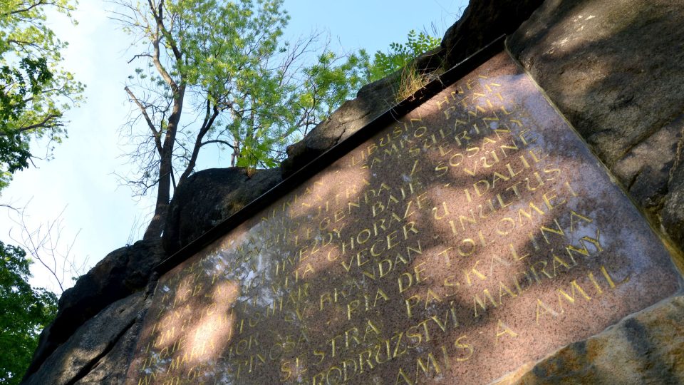 Na zadní straně jeskyně se nachází mramorová deska s názvy vybraných Zeyerových děl