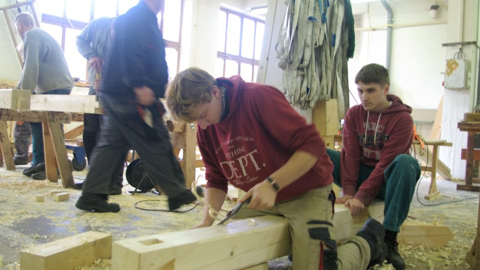 Jaroměřští učni  oboru tesař připravují dřevěné součásti tzv. šalandy