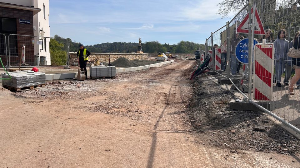 V Novém Městě nad Metují objevili archeologové při opravě silnice torzo historické krajské brány