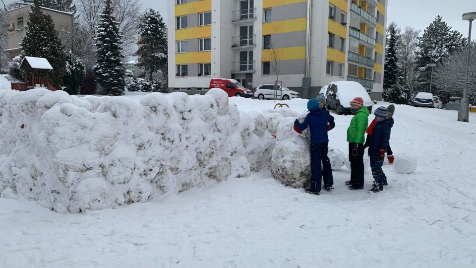 Dětská parta ze sídliště Malecí v Novém Městě nad Metují se pustila do stavby sněhové pevnosti