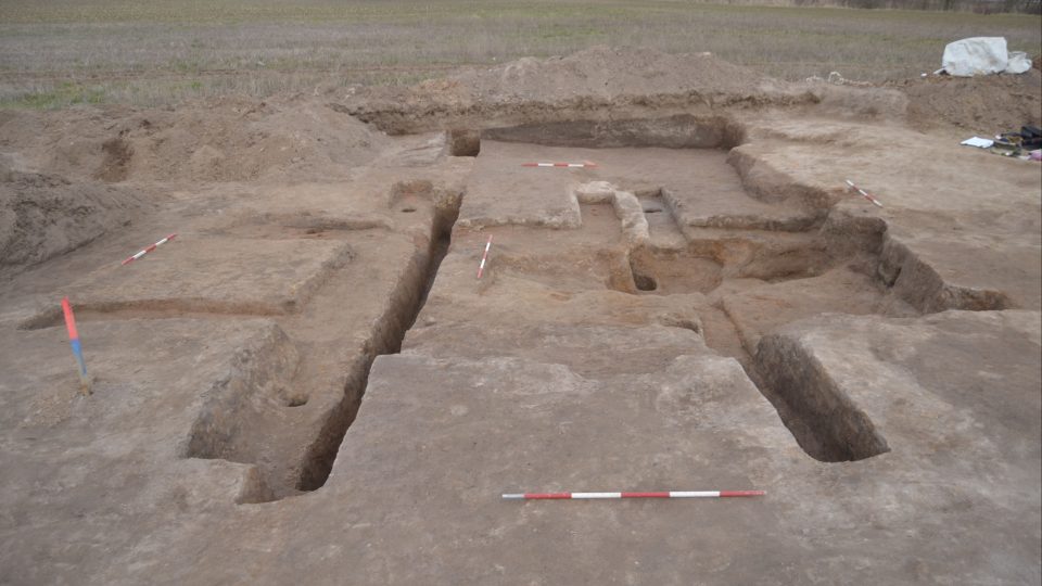Pohled na konstrukci pozdně středověké rybniční výpusti nalezené v Písku u Chlumce nad Cidlinou