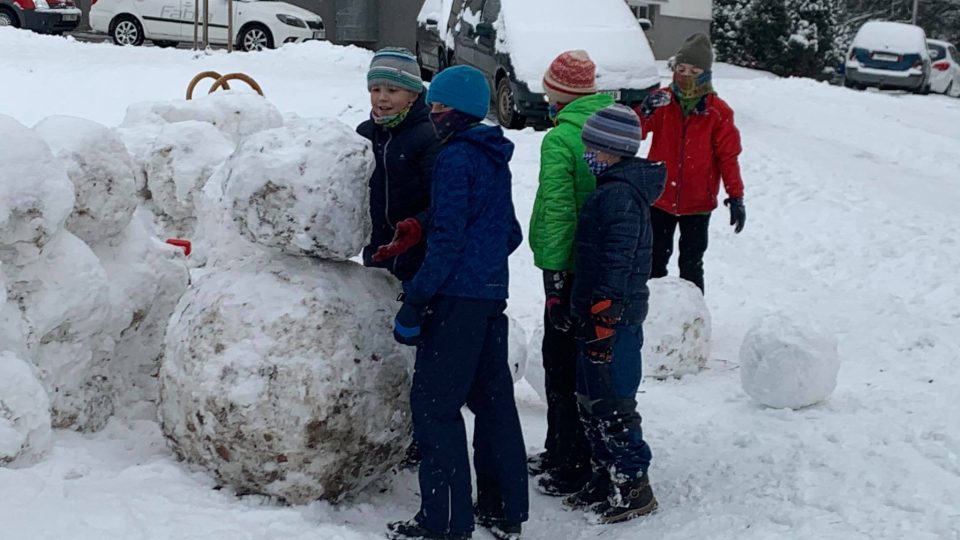 Dětská parta ze sídliště Malecí v Novém Městě nad Metují se pustila do stavby sněhové pevnosti