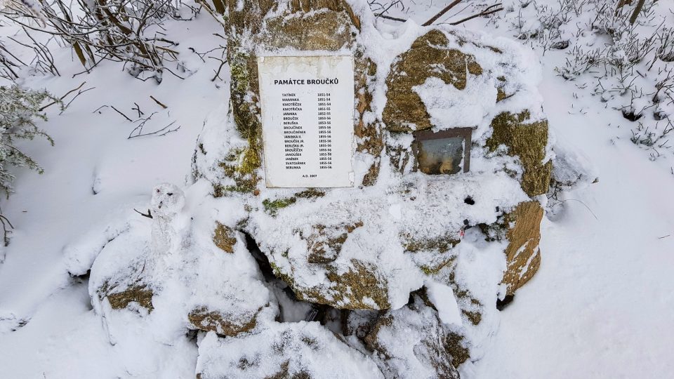 Karafiátovi Broučci mají svůj pomníček na kopci Kamenice u Jimramova