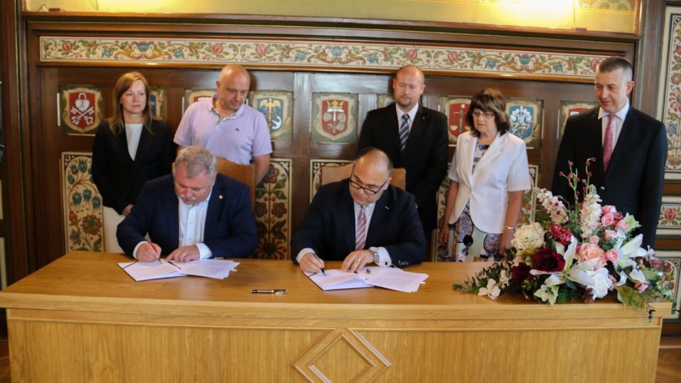 Podpis kupní smlouvy o převodu areálu bývalé Tepny do vlastnictví města Náchoda 