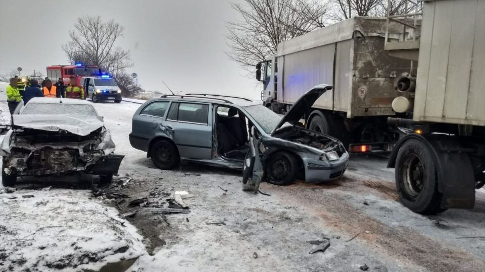 Po nehodě u Českého Meziříčí museli hasiči dvě osoby vyprostit z havarovaných aut