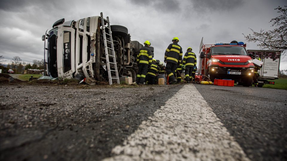 Z převráceného kamionu u Nového Města nad Metují dostali hasiči řidiče až po rozbití čelního skla