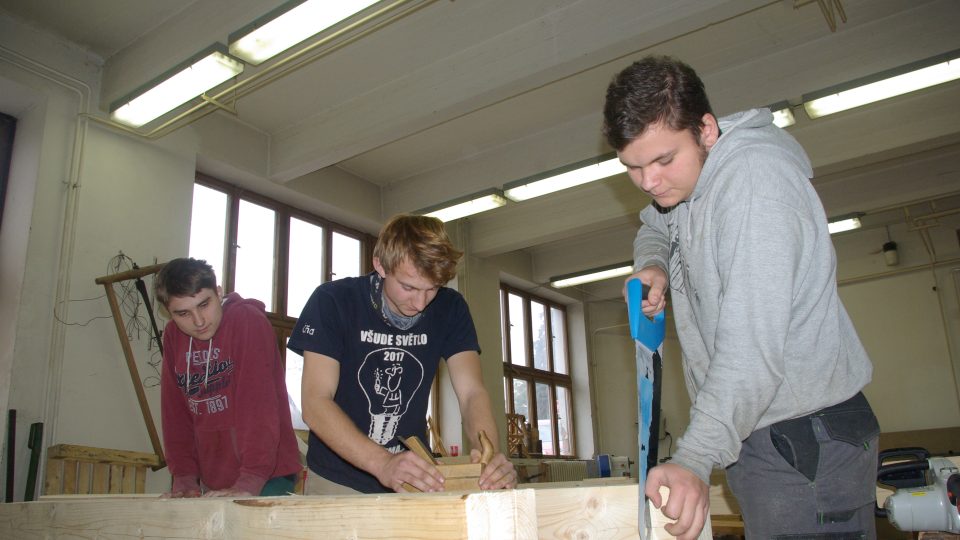 Mladí tesaři z jaroměřské střední školy řemesel připravují další dřevěné součásti pro borovnický mlýn
