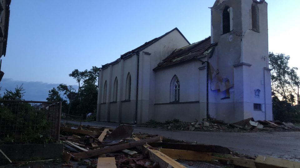 V obci Hrušky místní kostel přišel o střechu. Zřítila se i část věže se zvonicí