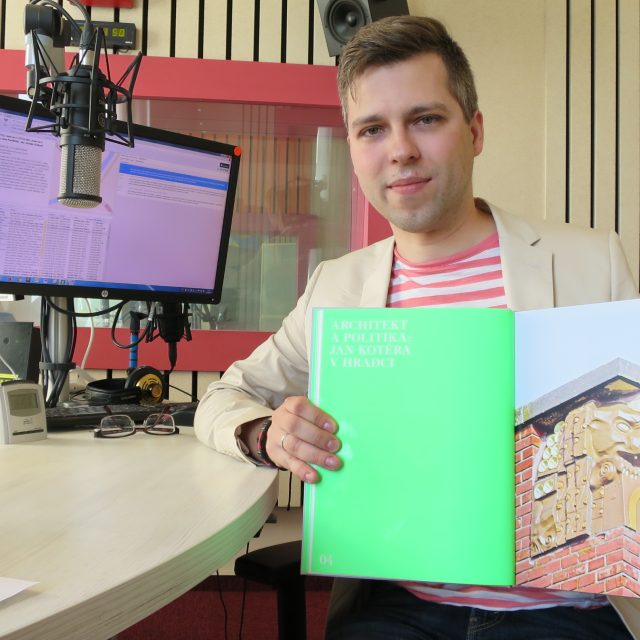 Ladislav Zikmund Lender ve studiu Českého rozhlasu Hradec Králové | foto: Milan Baják,  Český rozhlas