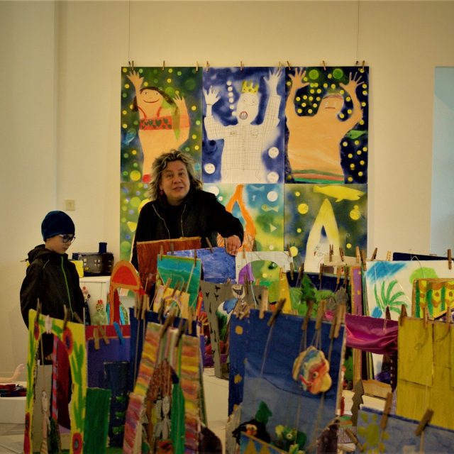 Učitelka Blanka Bihelerová a žák Mikuláš Pecháček před vernisáží | foto: Vladislava Wildová,  Český rozhlas