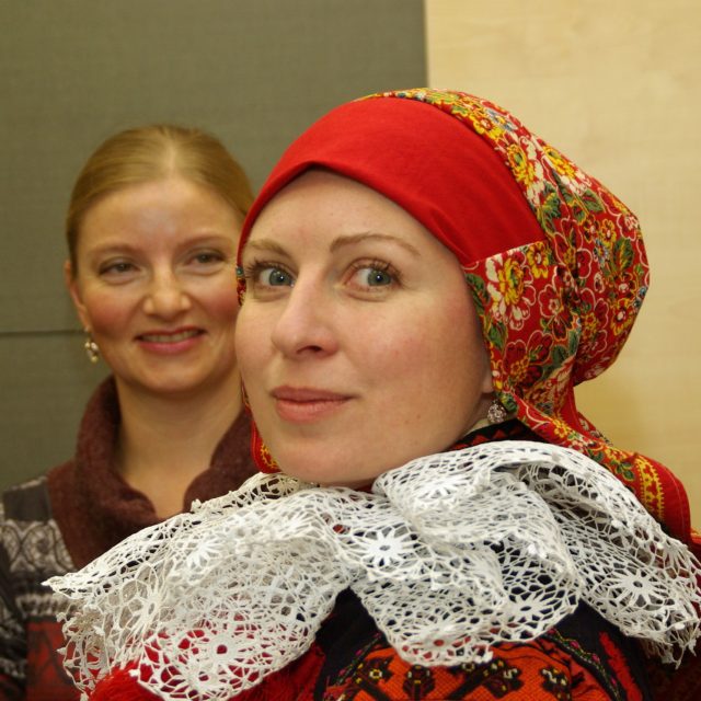 Lucie Hostačná oblékla vlčnovský kroj.