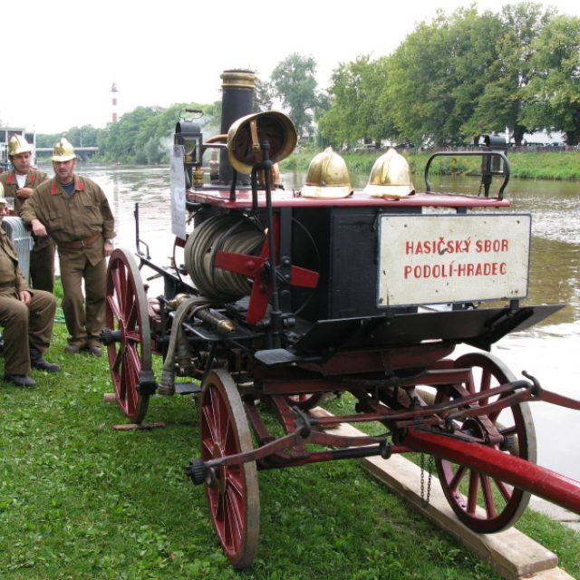 Historickou parní stříkačku přivezli dobrovolní hasiči z Hradce nad Moravicí | foto: Jiří Suchomel