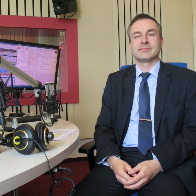 Tomáš Smolík ve studiu Českého rozhlasu Hradec Králové | foto: Milan Baják,  Český rozhlas