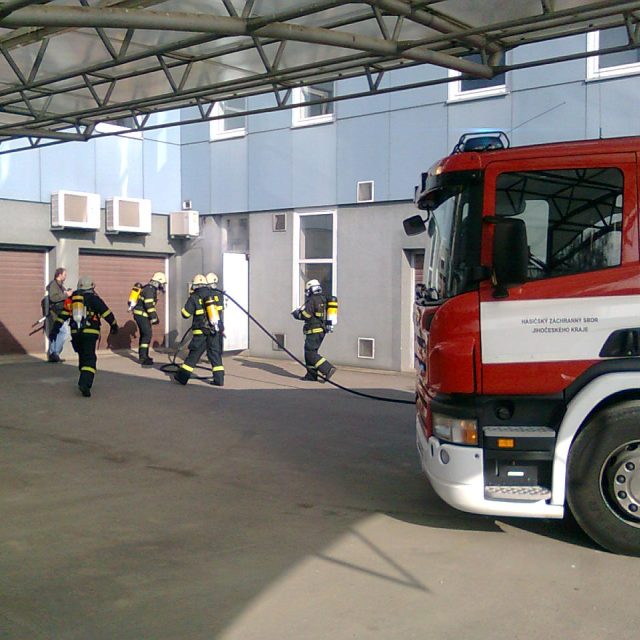 Hasiči a zdravotníci zasahovali u simulovaného požáru bývalé plynárny | foto: Pavlína Fendeková,  Český rozhlas