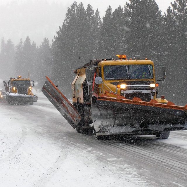 Silničáři v akci  (ilustrační foto) | foto:  OregonDOT,   licence Creative Commons 2.5 Generic