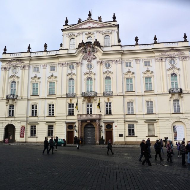 Arcibiskupský palác na Hradčanském náměstí v Praze | foto: Jolana Nováková,  Český rozhlas
