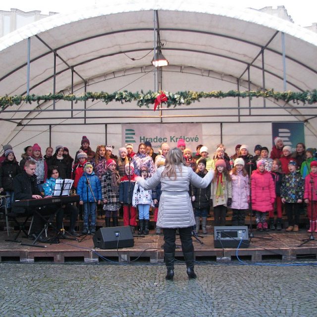 Český rozhlas Hradec Králové zpíval koledy a rozdával cukroví na Vánočních trzích | foto: Soňa Neubauerová