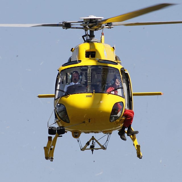 Pilot vrtulníku Daniel Tuček v akci | foto:  DSA