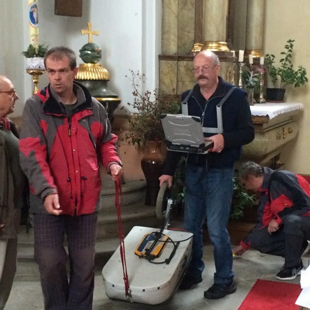 Odborníci georadarem lokalizovali krypty v kostele Svatého Václava v Dobrušce | foto: Martin Pařízek,  Český rozhlas