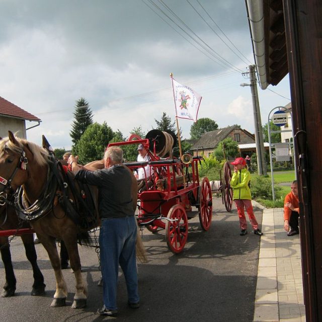 Historická stříkačka SDH Milíčeves tažená koňmi | foto: SDH Milíčeves