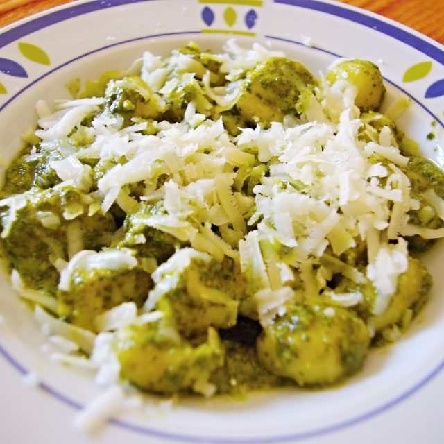 Bramborové noky s bazalkovým pestem | foto:  CC BY-NC-ND 2.0,  Julio Martínez