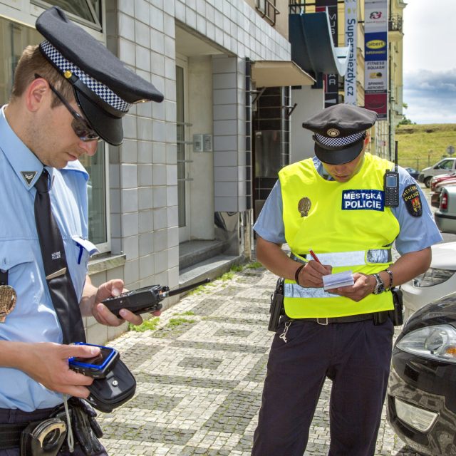 Strážníci odtahují špatně zaparkovaná auta
