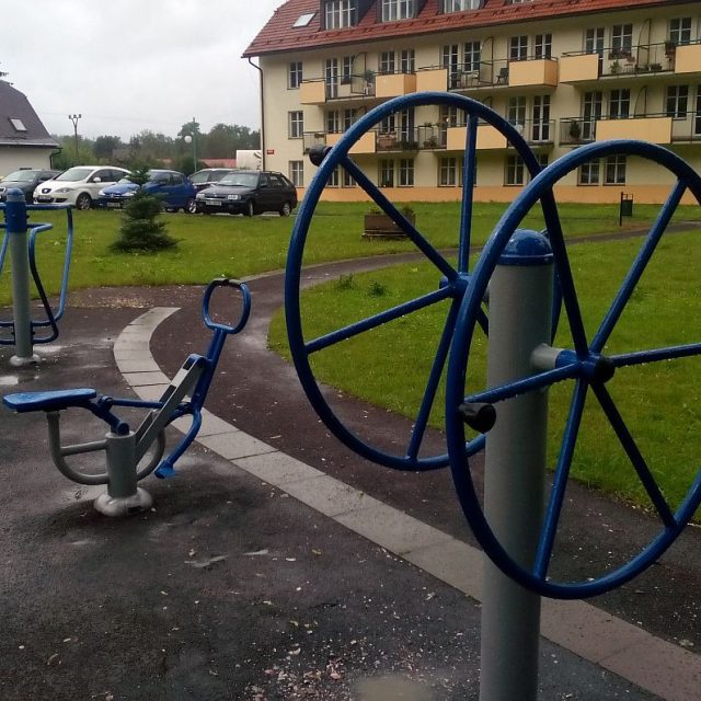 V Hostinném mají venkovní posilovnu pro seniory. je hned pod okny Domu s pečovatelskou službou,  který obývá více než pět desítek seniorů | foto: Tomáš Lörincz,  Český rozhlas