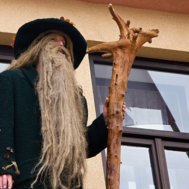 Krakonoš dohlíží na ochotníky ve Vysokém nad Jizerou během Krakonošova divadelního podzimu | foto: Jaroslav Hoření,  Český rozhlas