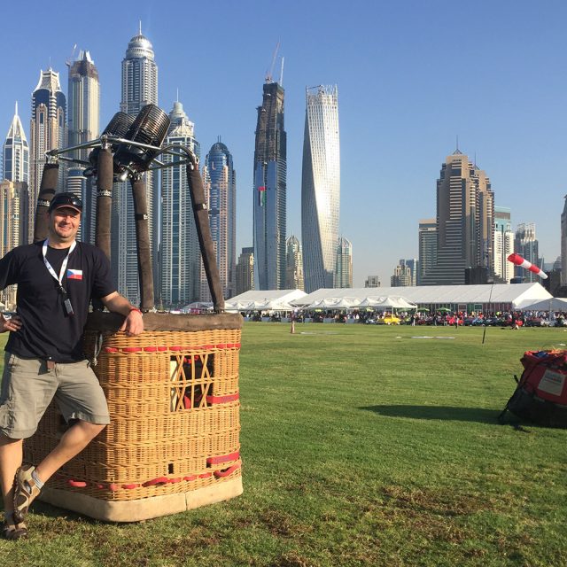 Příprava balónu před startem v Dubaji. Startovalo se z aeroklubového letiště na pláži | foto:  archiv Davida Línka
