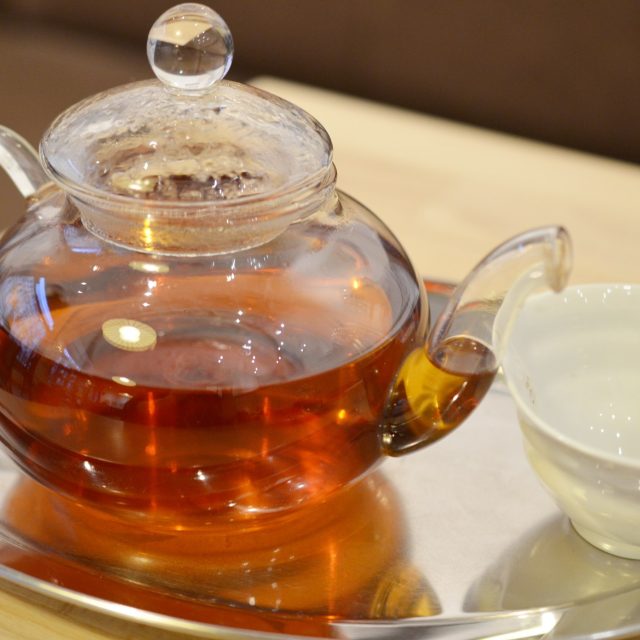 Při setkávání si sběratelé čajových obalů rádi na čaji pochutnají | foto: Jolana Nováková,  Český rozhlas