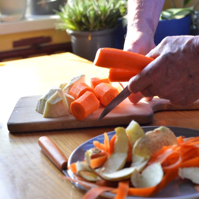 Kořenovou zeleninu nastrouháme najemno | foto: Martin Čuřík