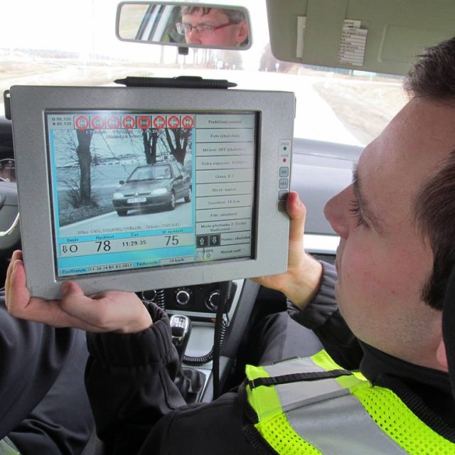 Policejní dopravní hlídky používají služební vozidla s radarem. Ten zaznamenává rychlost ostatních automobilů,  přestupky se také natáčí na videokameru | foto: Zdeněk Zajíček,  Český rozhlas