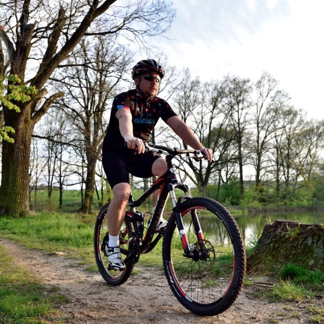 Cyklotrasy jsou pouhým návodem,  kudy se dá jet. Mohou vést po silnici,  cyklostezce,  ale i po nezpevněných cestách | foto: Jiří Čondl,  Český rozhlas