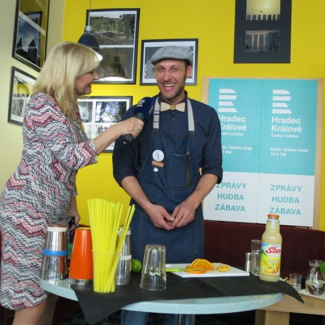Barman Tomáš Trejbal v našem radioklubu s moderátorkou Ladou Klokočníkovou | foto: Milan Baják,  Český rozhlas