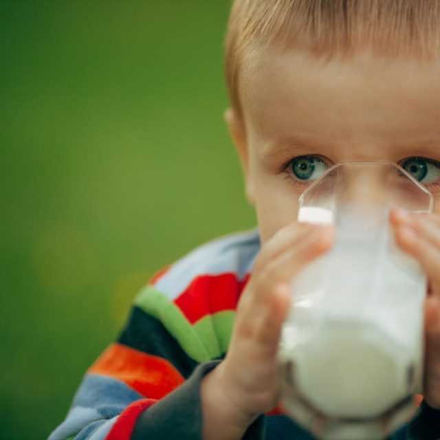 I když část lidí může mít na kravské mléko alergii,  ti ostatní by jej z jídelníčku vyřazovat neměli | foto: Fotobanka Profimedia