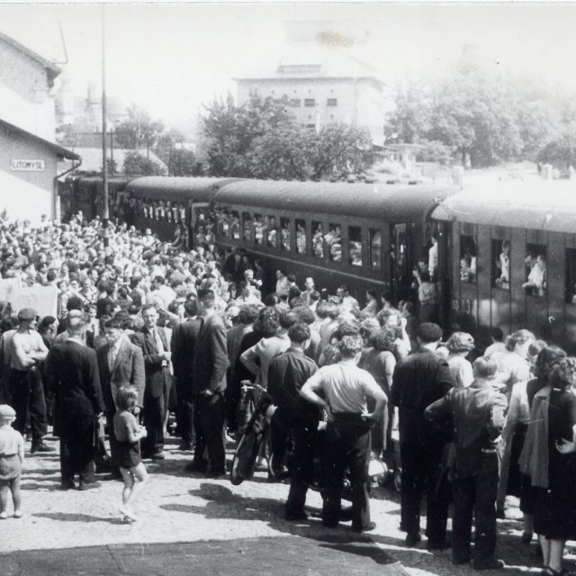 Odjezd Souboru Národního divadla v Praze z litomyšlského nádraží v padesátých letech  | foto:  Archiv festivalu Smetanova Litomyšl