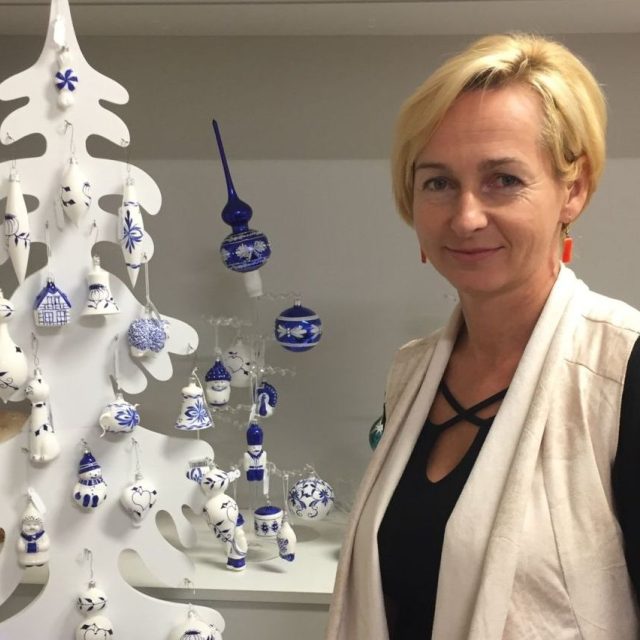 Manželé Juklovi zachovávají ve Dvoře Králové staletou rodinnou tradici foukaného vánočního skla | foto: Blanka Malá,  Český rozhlas