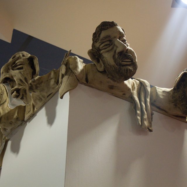 Projekt proměny v sídlo rozhlasu vytvořili architekti Karel Plocek a Martin Misík. A zanechali nám tady taky tady „své hlavy“ | foto: Adam Kebrt,  Český rozhlas