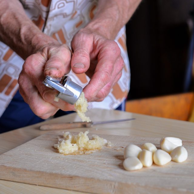 Česnek prolisujeme | foto: Martin Čuřík