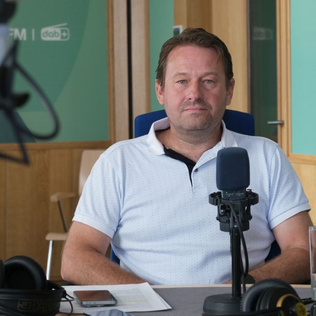 Pavel Steklý ve studiu Českého rozhlasu Hradec Králové | foto: Milan Baják,  Český rozhlas