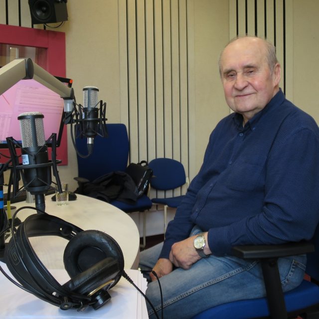 Miloš Vojíř ve studiu Českého rozhlasu Hradec Králové | foto: Milan Baják,  Český rozhlas