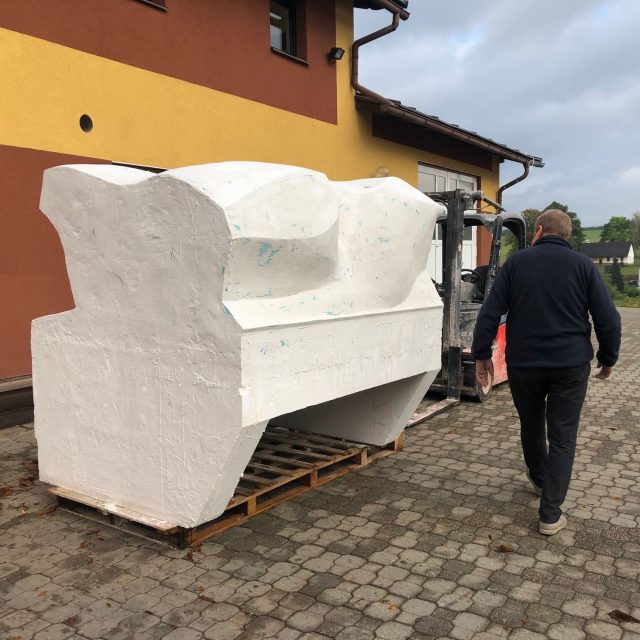 Bronzovou plastiku Plamen pro Palachův pylon dokončují pracovníci slévárny v Horní Kalné | foto: Kateřina Kohoutová,  Český rozhlas