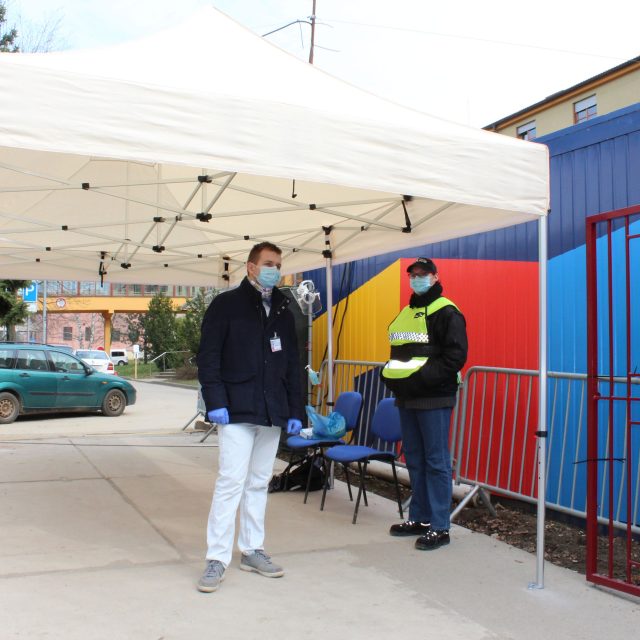 Vchod do nemocnic hlídají strážníci a medici | foto: Zdravotnický holding Královéhradeckého kraje a.s.