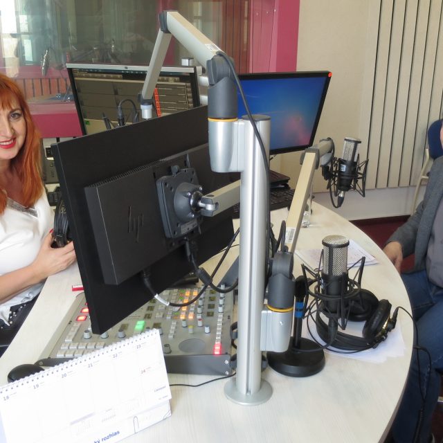 Blanka Malí a Mgr. Jiří Morávek ve studiu Českého rozhlasu Hradec Králové | foto: Milan Baják,  Český rozhlas