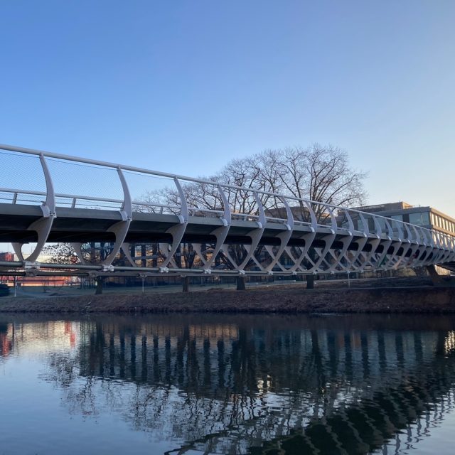 Lávka propojující lokalitu Aldis a Smetanovo nábřeží v Hradci Králové | foto: Radka Šubrtová,  Český rozhlas