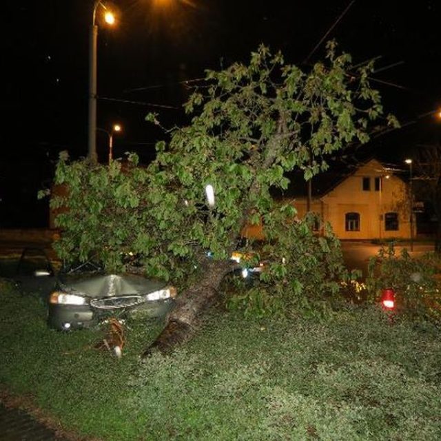Dvě nehody mladíků s alkoholem v Hradci Králové během jednoho dne | foto: Policie České republiky