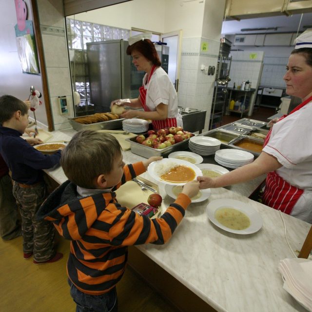 Mezi školními jídelnami v Česku jsou velké rozdíly. | foto: Profimedia
