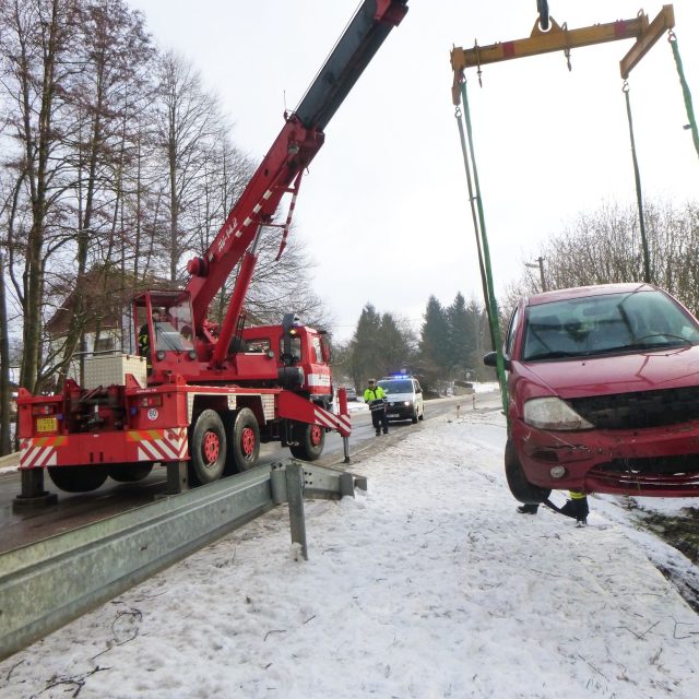 V Hertvíkovicích na Trutnovsku skončila řidička v potoce | foto: HZS Královéhradeckého kraje