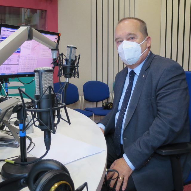Alexandr Hrabálek,  primátor města Hradec Králové,  v rozhlasovém studiu | foto: Magistrát města Hradec Králové