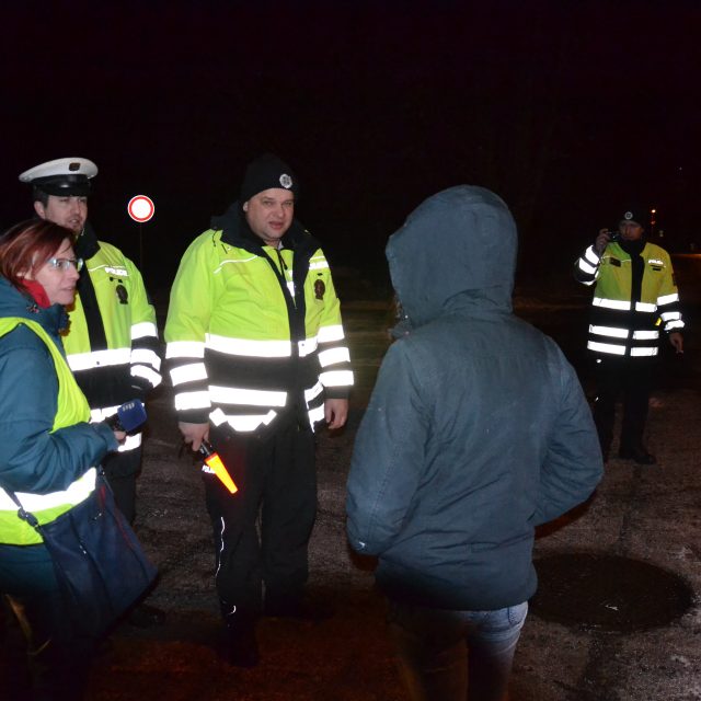 Dopravní policisté rozdávají reflexní pásky. Chtějí,  aby byli chodci dobře vidět | foto: Jan Pechout